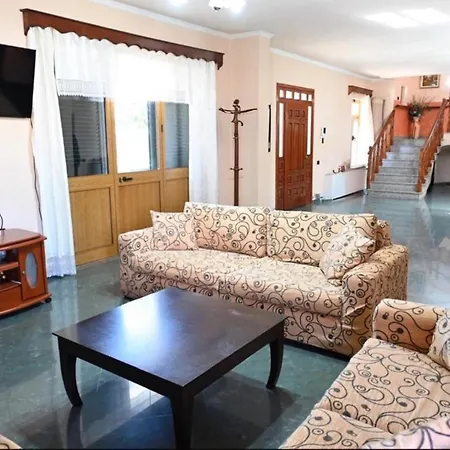 Holiday Villa Вилла *